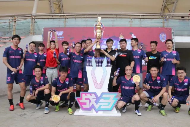 阿斯：莱万在巴萨陷入困境